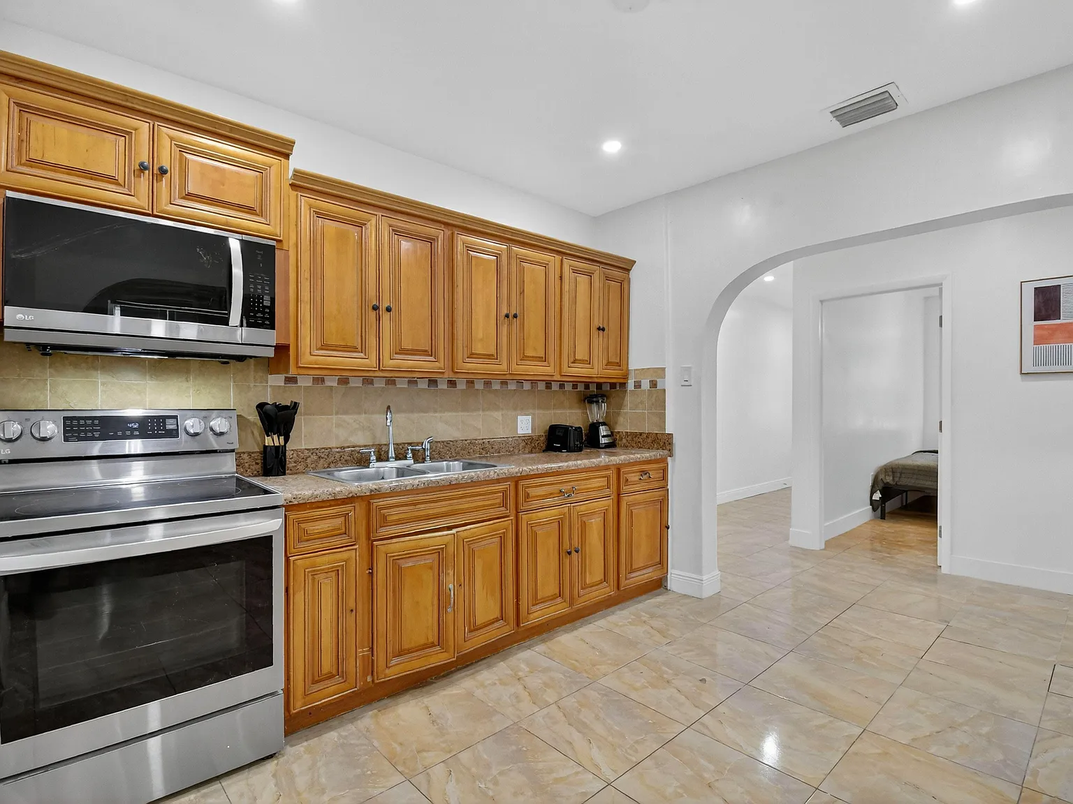 4 bed, 1.0 bath, 1542 sqft, $992 — Photo 2