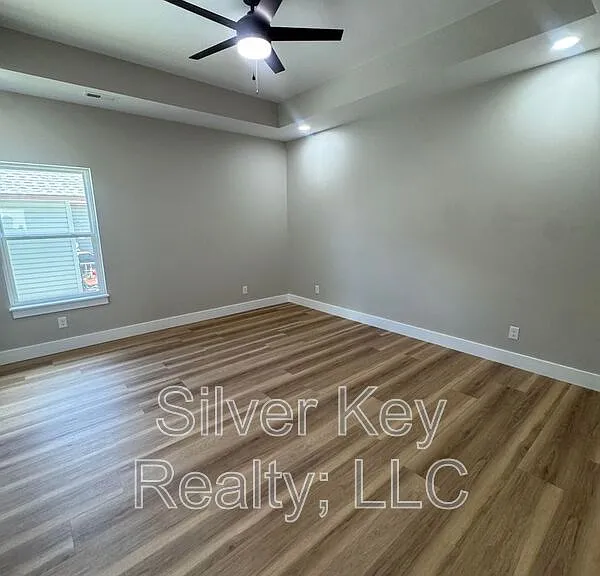 924 Stratford Ave — Photo 13