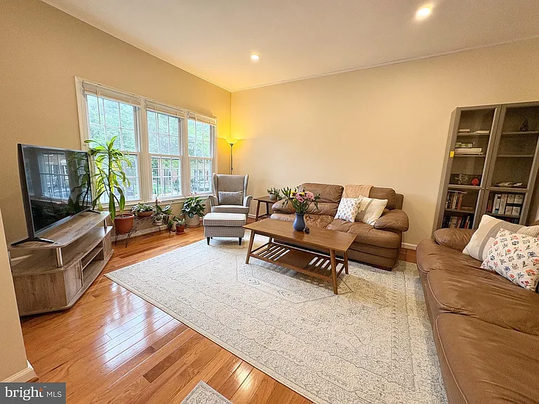 9710 Lakepointe Dr — Photo 11