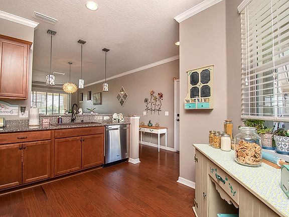 4th image of 271 Monaco Pl
