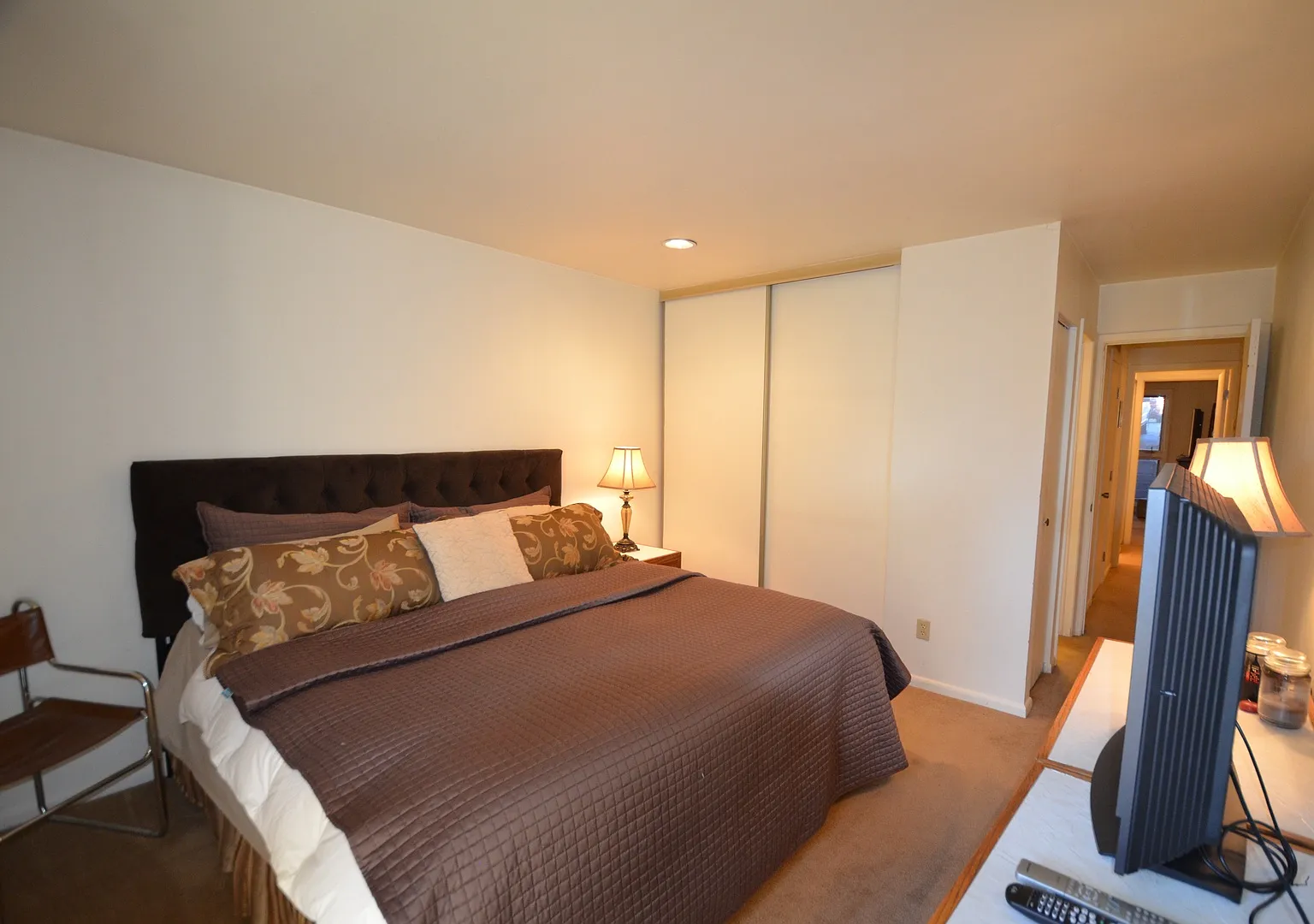 Long Winter Lease! Fully Furnished, on bus route! Remodeled Kitchen and Baths! — Photo 2