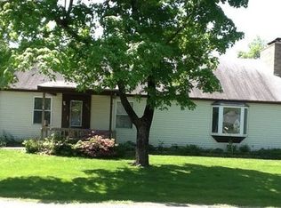 807 W 4th St, Flora, IL 62839