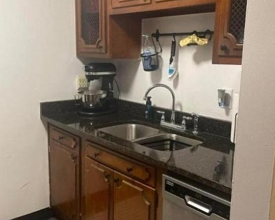 2nd image of 2204 Lexington Ave N #5
