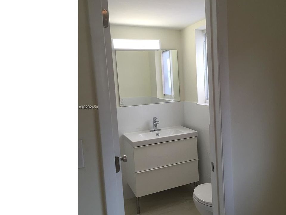 2nd image of 7155 Rue Notre Dame #17