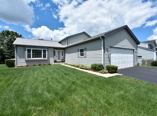 17476 W Bluff Dr, Grayslake, IL 60030