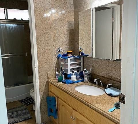 4th image of 10 Morton Dr