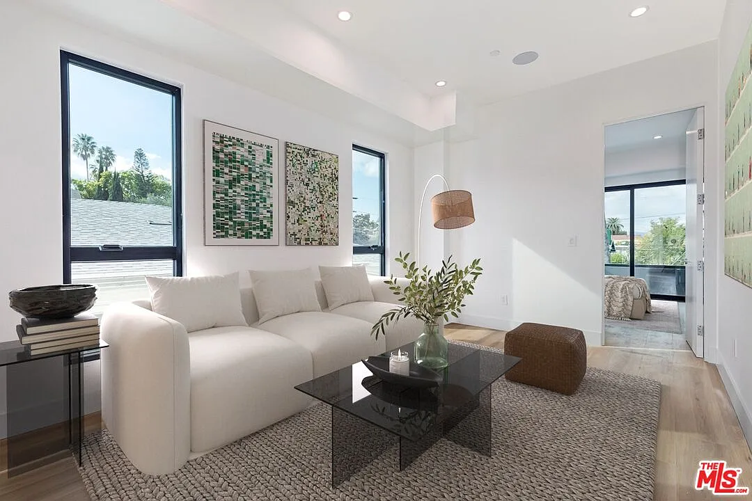 4 bed, 4.5 bath, 2600 sqft, $7,995 — Photo 2