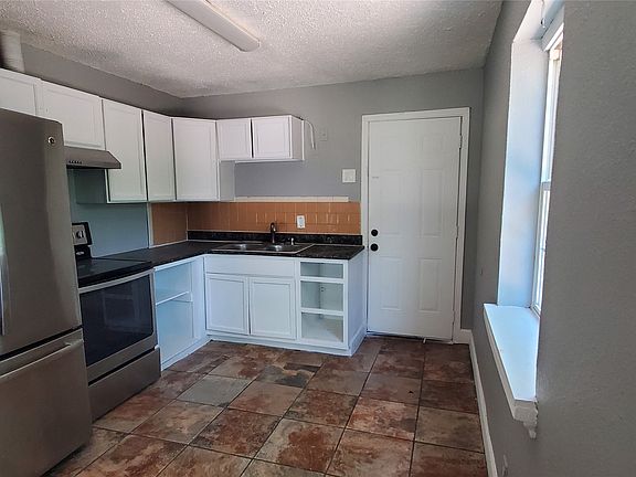 4th image of 935 Powell Rd