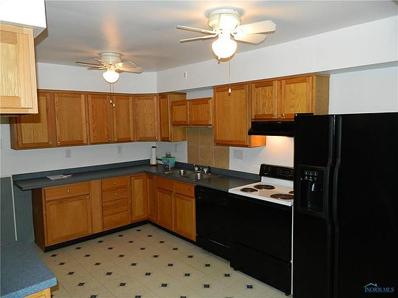 3rd image of 221 Farnstead Dr