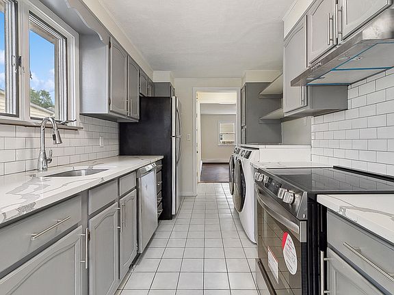 2nd image of 25 Armourvilla Ave Floor 2