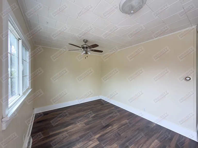 702 S Gillette Ave — Photo 3