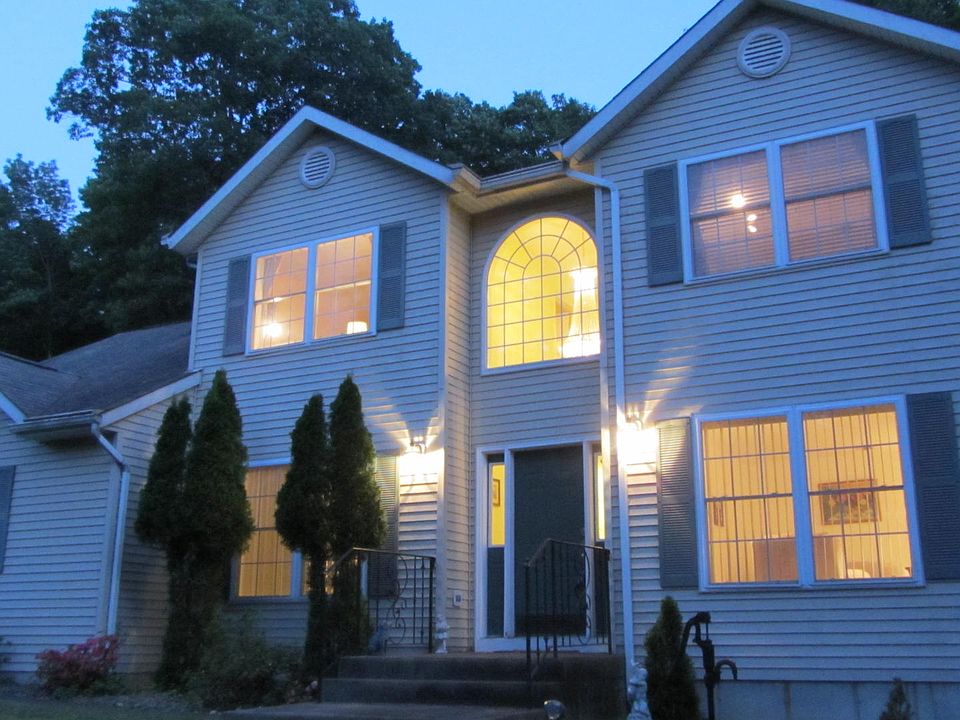 2nd image of 17 Lori Ct
