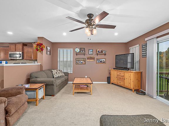 4th image of 8402 Pebble Dr NE