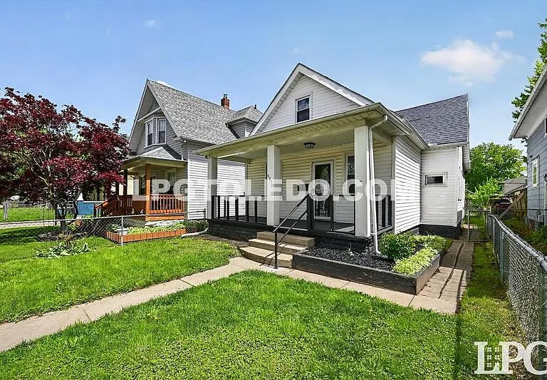 921 Berry St — Photo 3