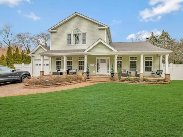 61 Wildwood Lane, Smithtown, NY 11787