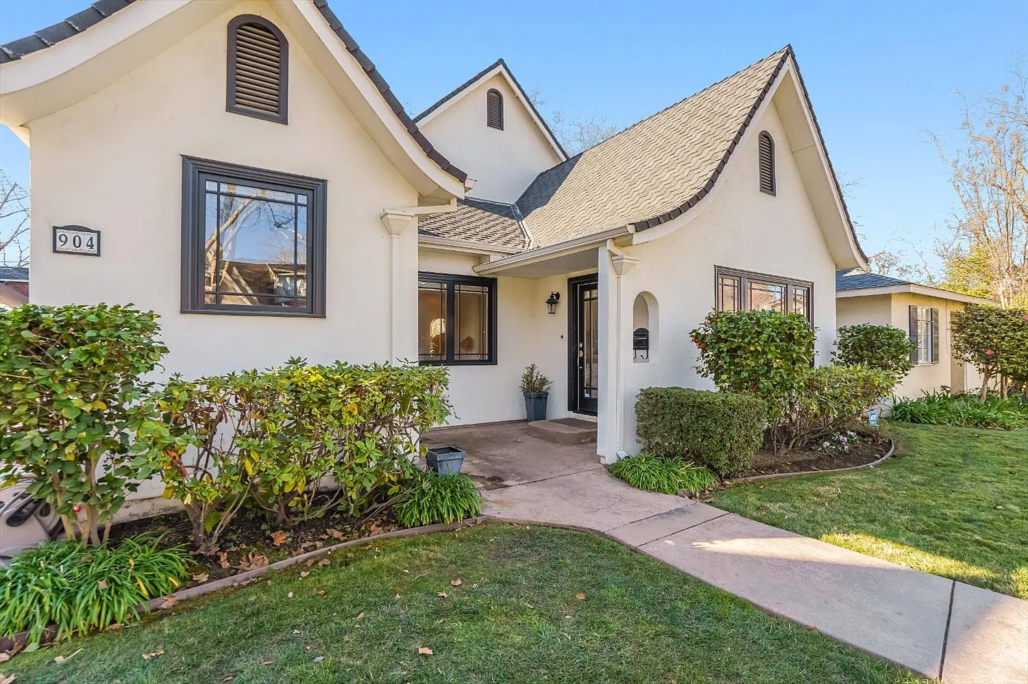 5 bed, 2365 sqft, $6,000 — Photo 1
