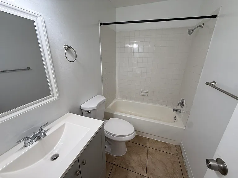 1941 NW 14th Ave #D — Photo 2