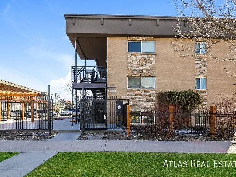 2560 N Ogden St — Photo 16