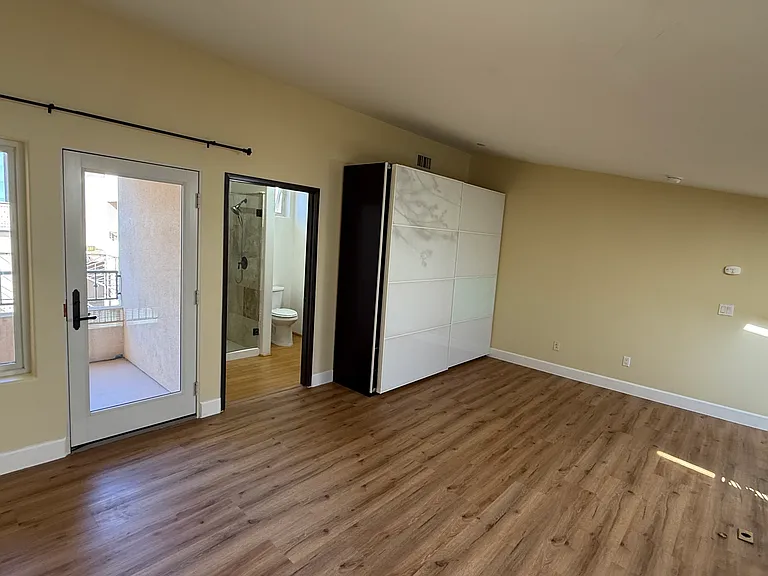 255 W 7th St #20 — Photo 16