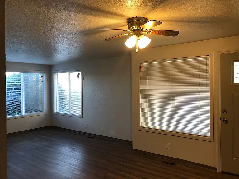 2759 W Lorraine Ave — Photo 4
