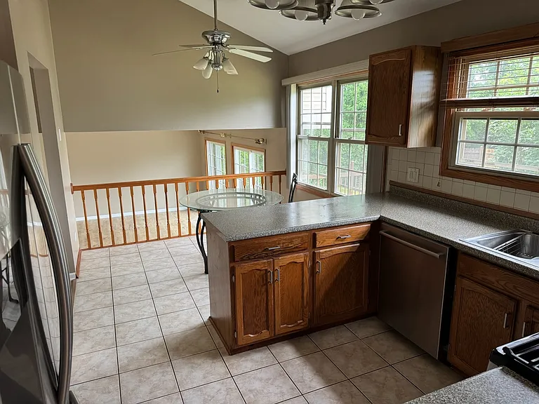 2404 Kenmore Ct — Photo 10