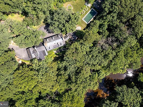 2nd image of 132 Pretty Brook Rd