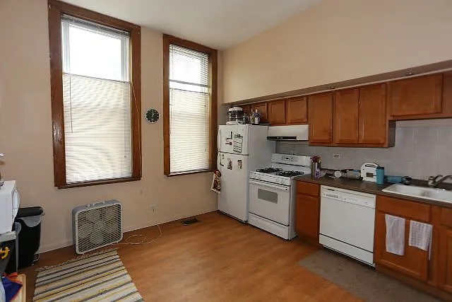 Impressive 3 Bed, 1 Bath at Roscoe + Hoyne (Roscoe Village) — Photo 2