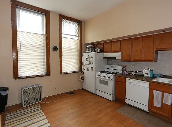 2nd image of 2057 W Roscoe St #E02p