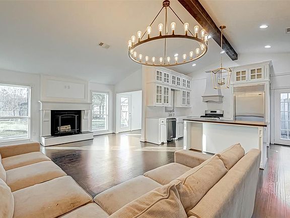 4th image of 520 E Castle Harbour Dr