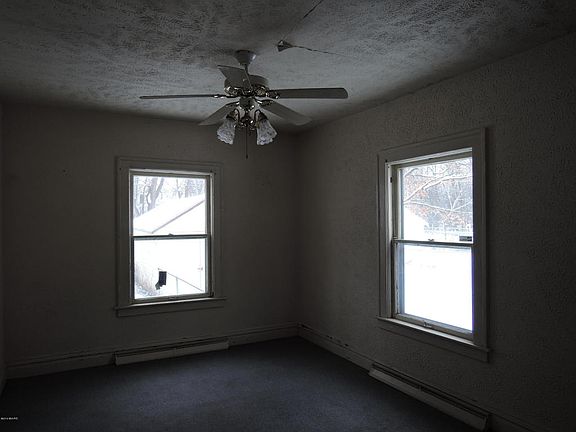 4th image of 458 Egleston Ave