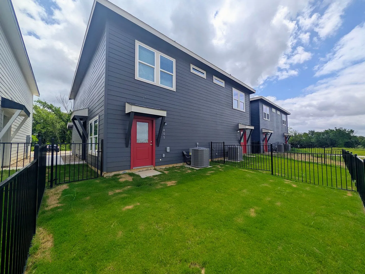 Brand New Duplex in New East Parks Community — Photo 3