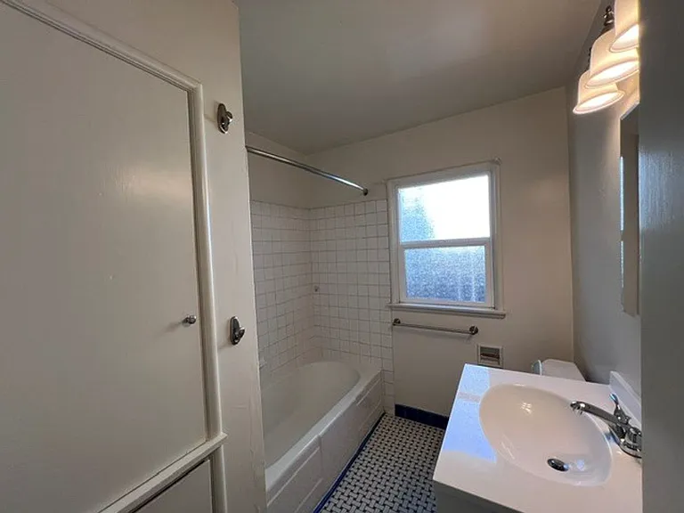 1036 10th Ave — Photo 27
