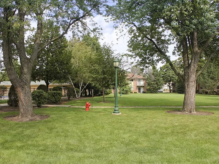 Pebblewood Court Apartments — Photo 9