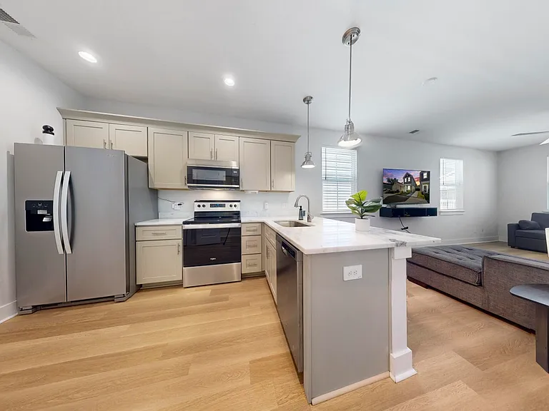 2045 Arbutus Ave — Photo 7