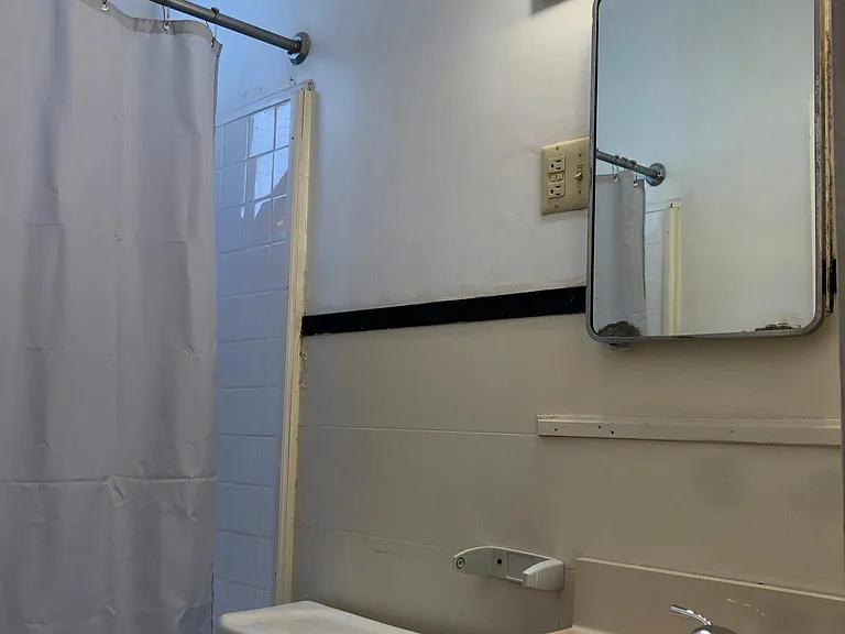 210 W Lockhart St #1 — Photo 3
