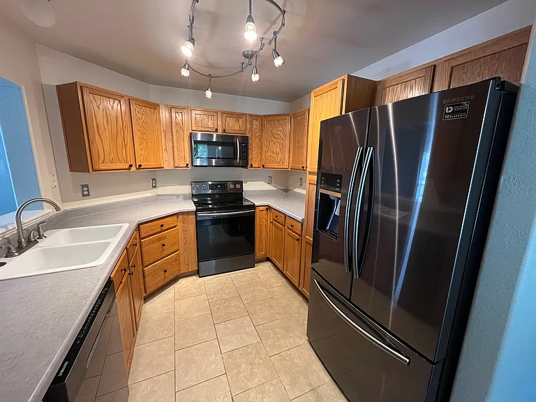 3040 Mandalay Grv #6 — Photo 2