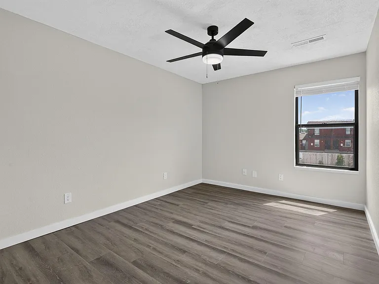 1030 E Elm St — Photo 15