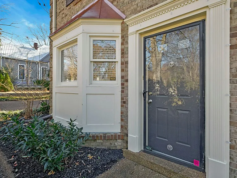 1005 Glendale Ln — Photo 2