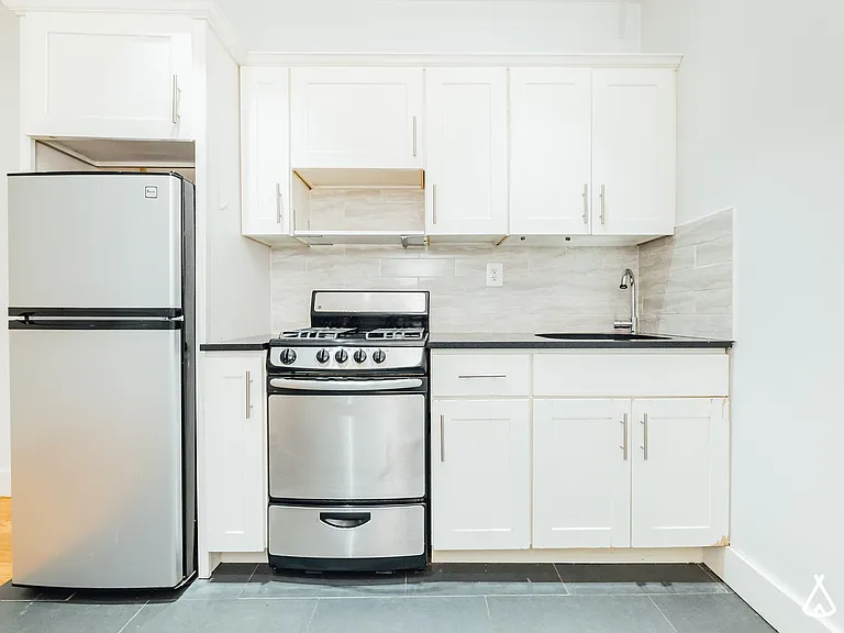 33 Montrose Ave #2R — Photo 1