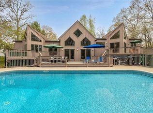 110 Shadow Brook Dr, Warwick, RI 02886