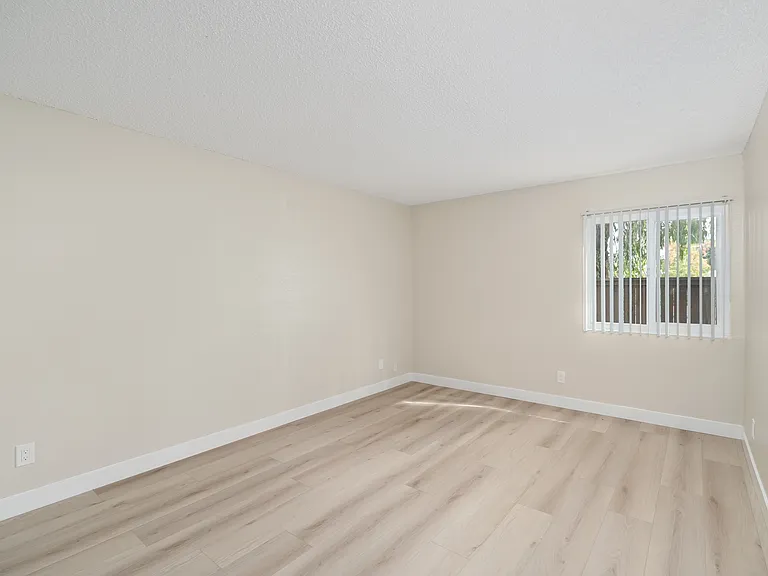 Lynwood Knolls — Photo 21