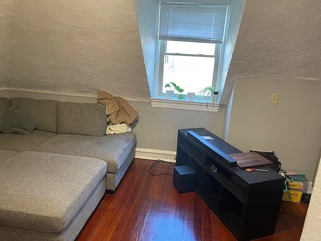 6 bed, 3122 sqft, $4,200 — Photo 4