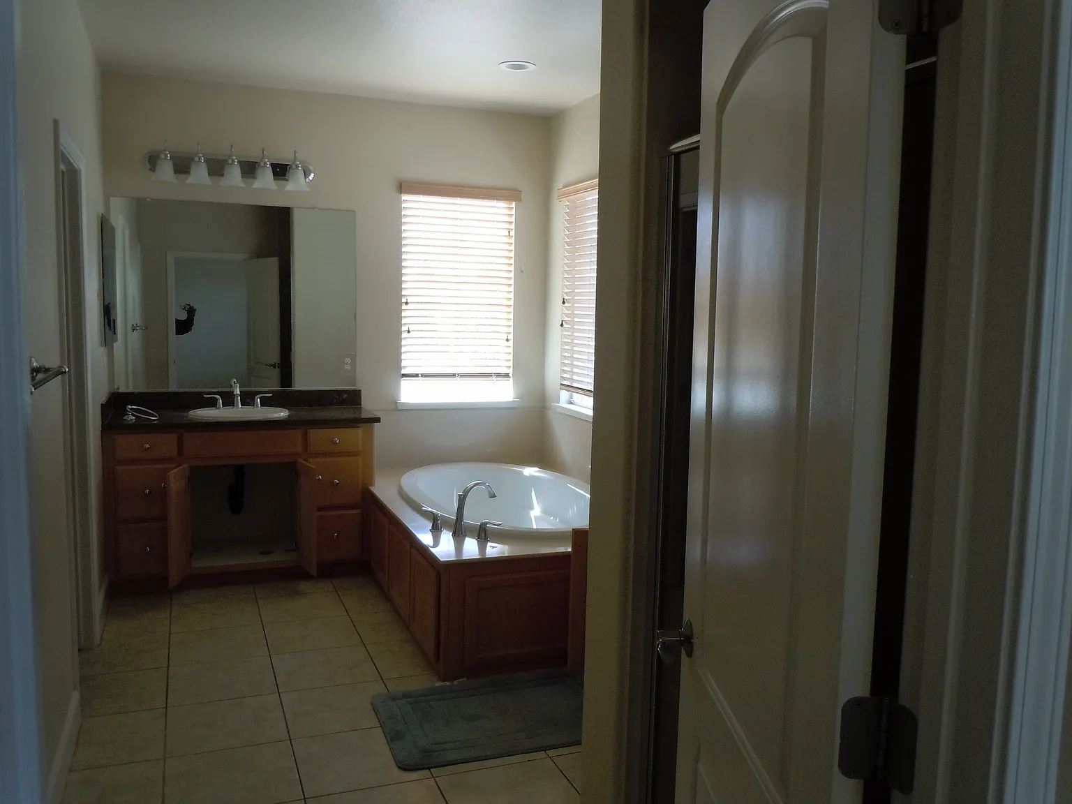5 bed, 2808 sqft, $3,300 — Photo 3