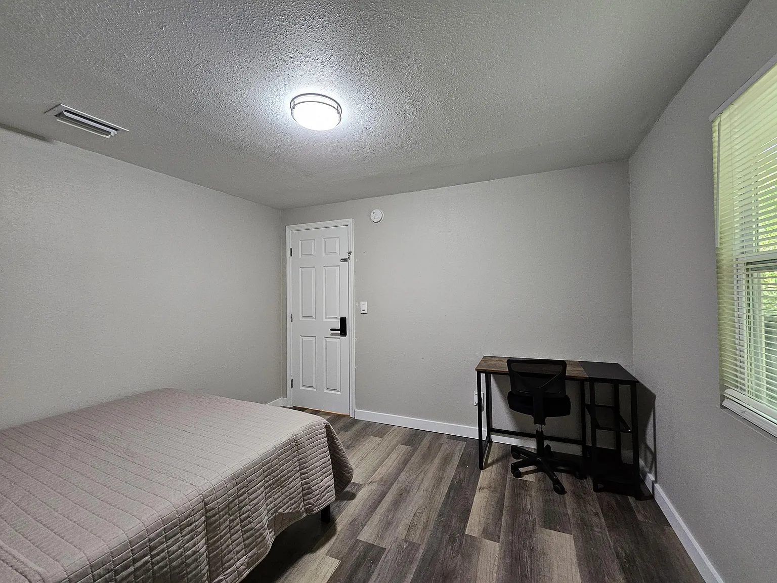 4 bed, 2.0 bath, 1000 sqft, $754 — Photo 2