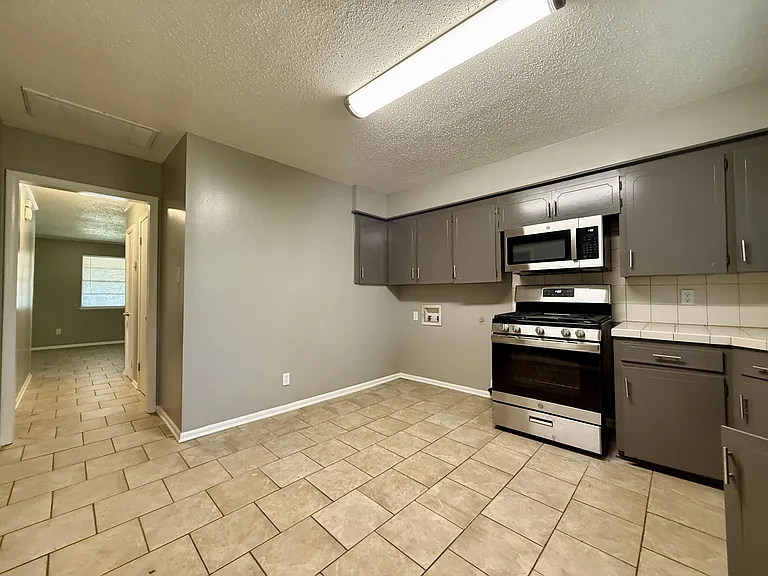 1015 W Ashley St — Photo 5