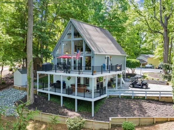 890 Long Island Dr, Moneta, VA 24121