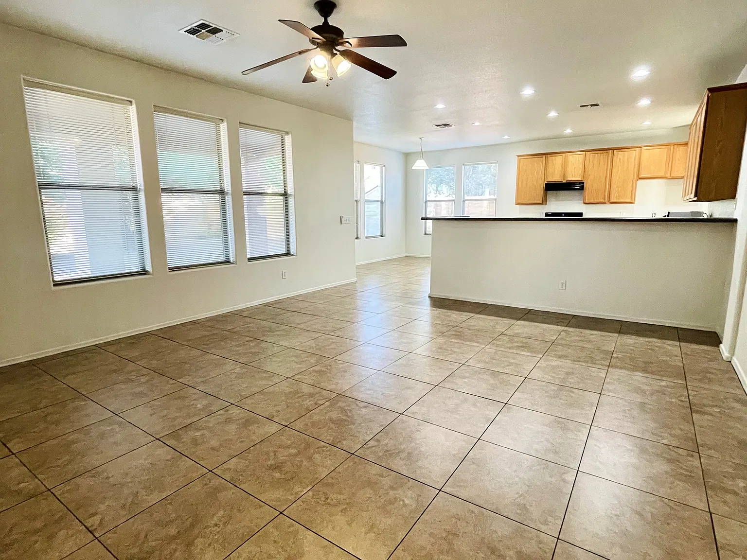 5 bed, 2888 sqft, $2,595 — Photo 4