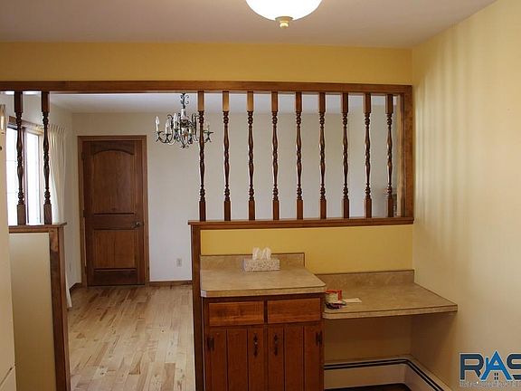 3rd image of 602 Central Ln
