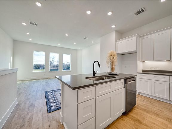 5th image of 5324 Rue St