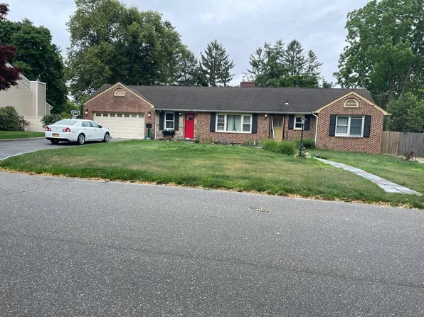 12 Woodland St, East Islip, NY 11730